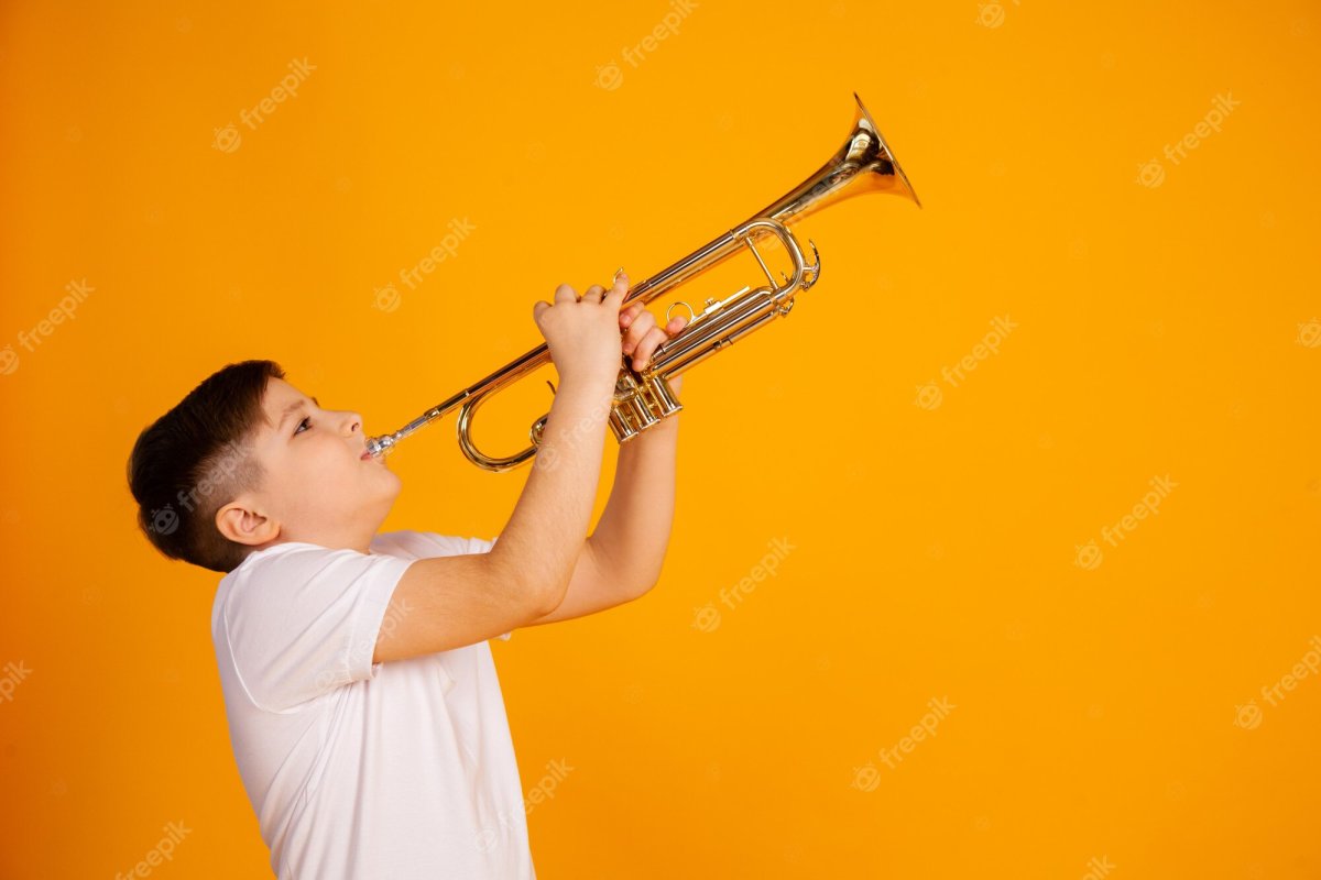 Парень играет на трубе
