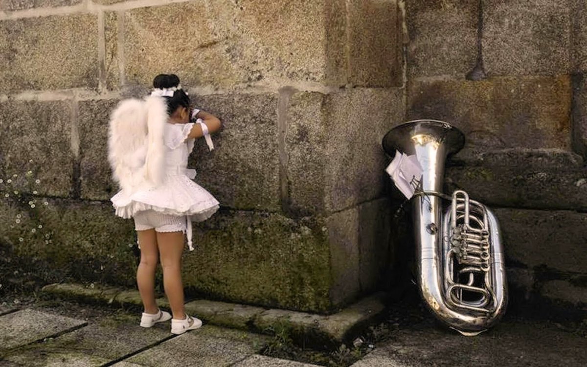 Девушка играет на трубе