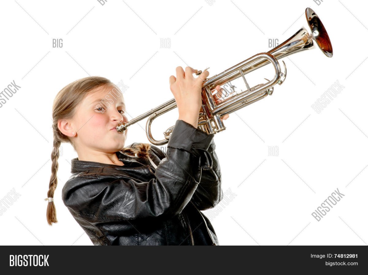 Ребенок играющий на трубе
