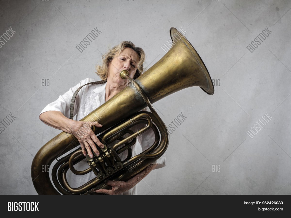 Женщина играет на трубе
