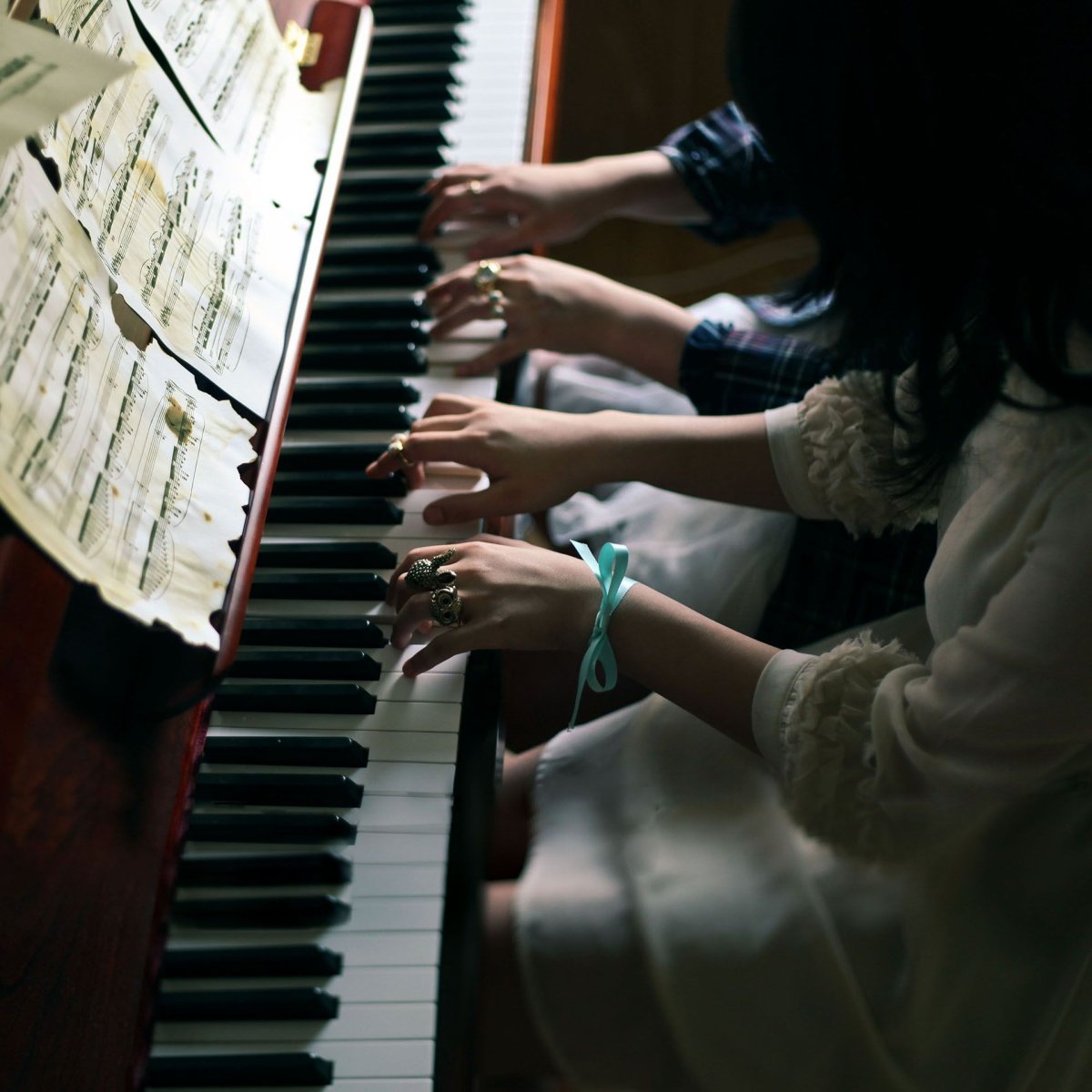 Эстетика для играющих на пианино девушка