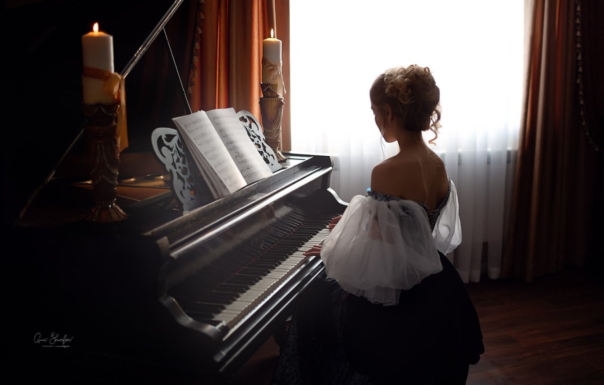 Девушка на рояле