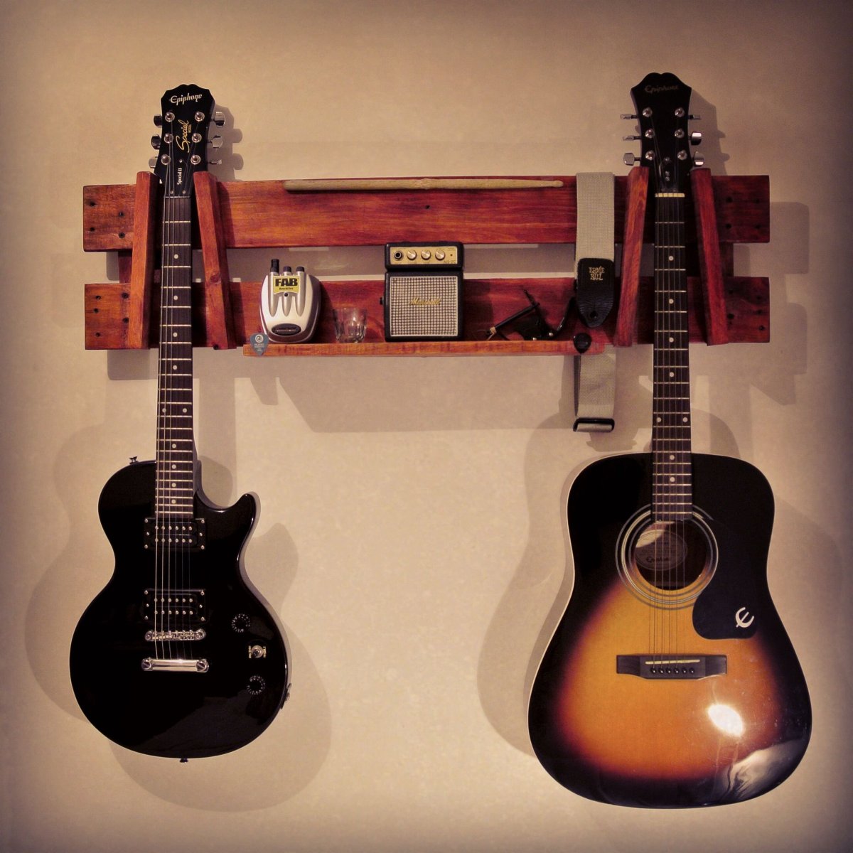Держатель для гитары на стену