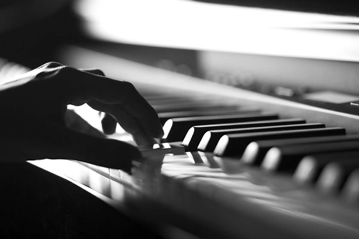 Руки на клавишах пианино
