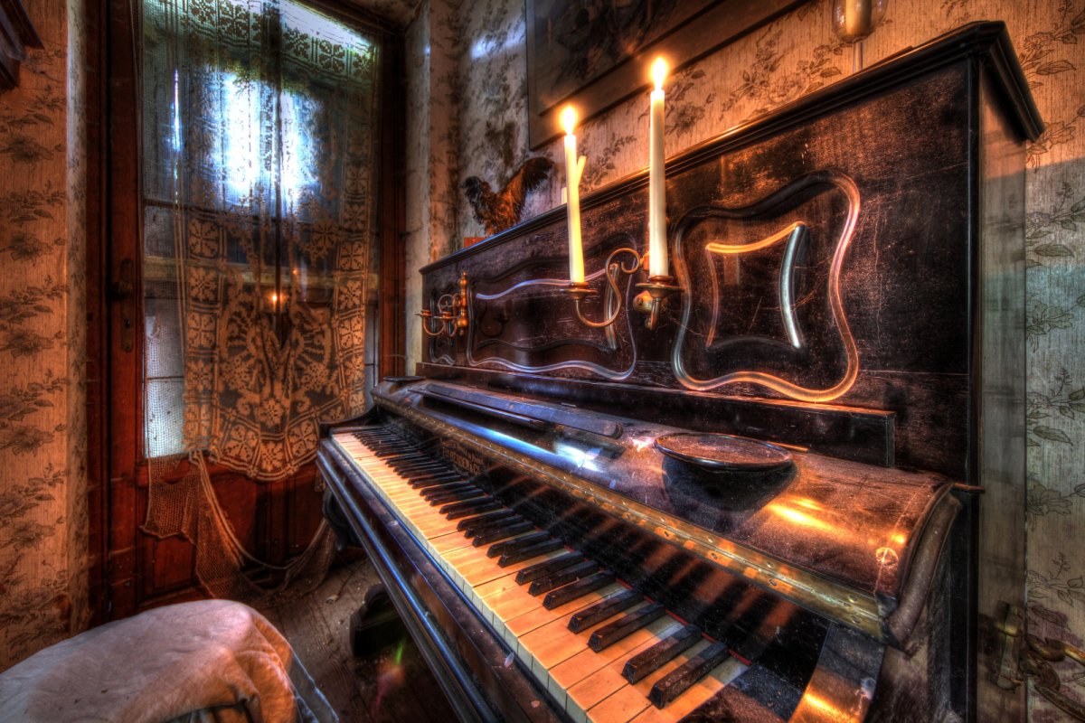 Пианино со свечами
