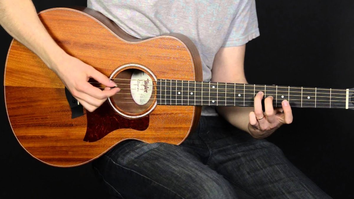 Мужские руки акустическая гитара