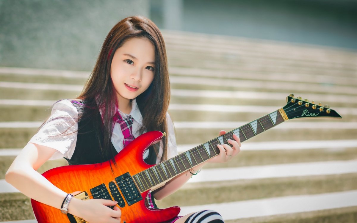 Кореянка с гитарой