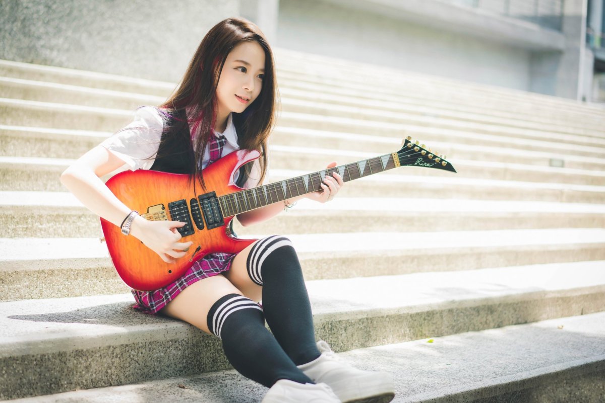 Chloe гитаристка
