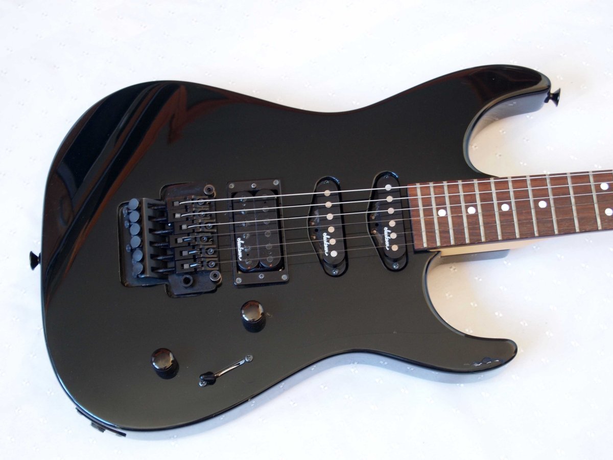 Stratocaster Custom черный с золотой фурнитурой