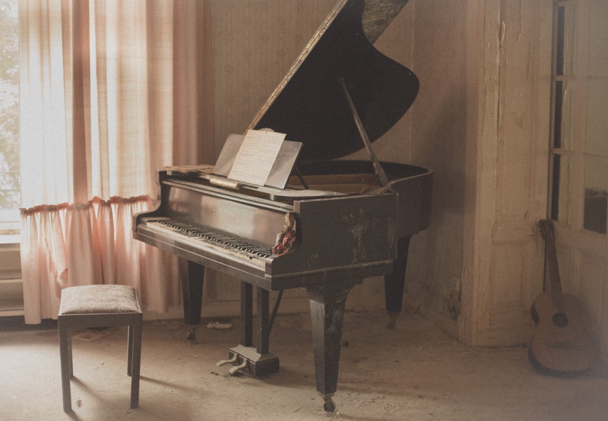 Клавиши старого пианино