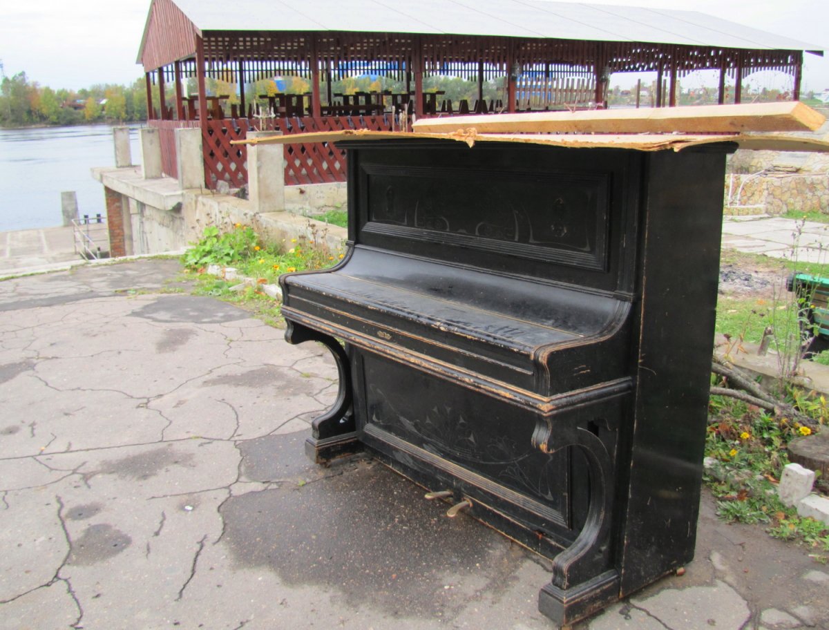 Советское пианино сбоку