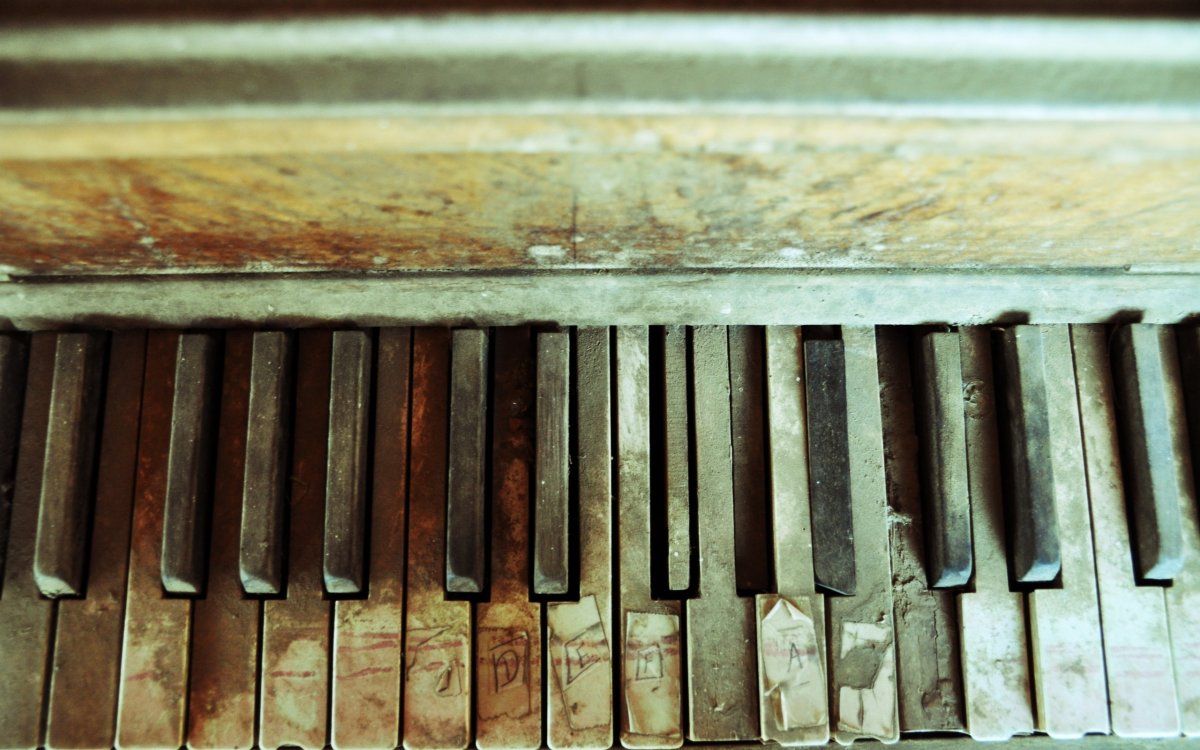 Старые клавиши пианино