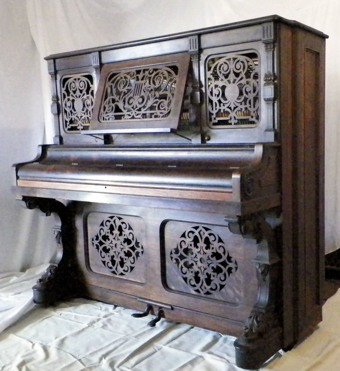 Музыкальная пианино Старая антиквариат