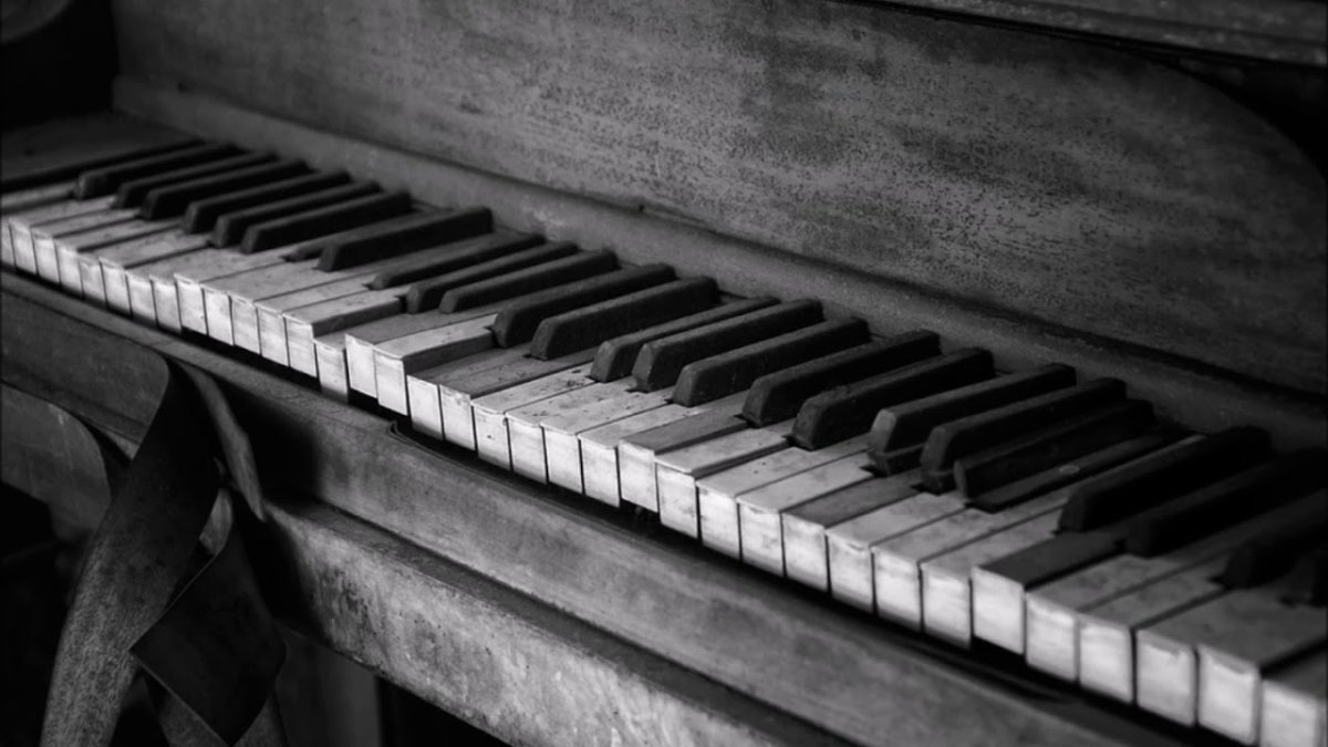 Клавиши старого рояля