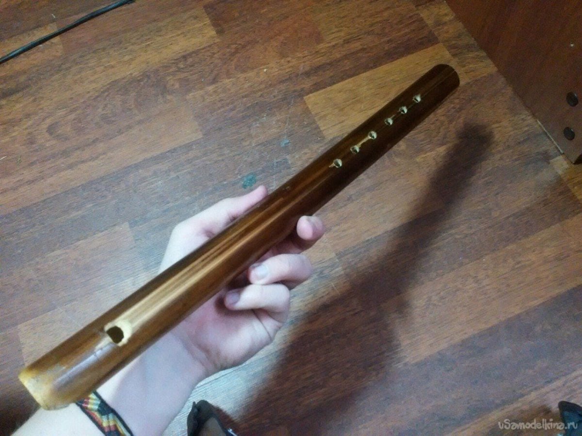 Деревянная самодельная флейта
