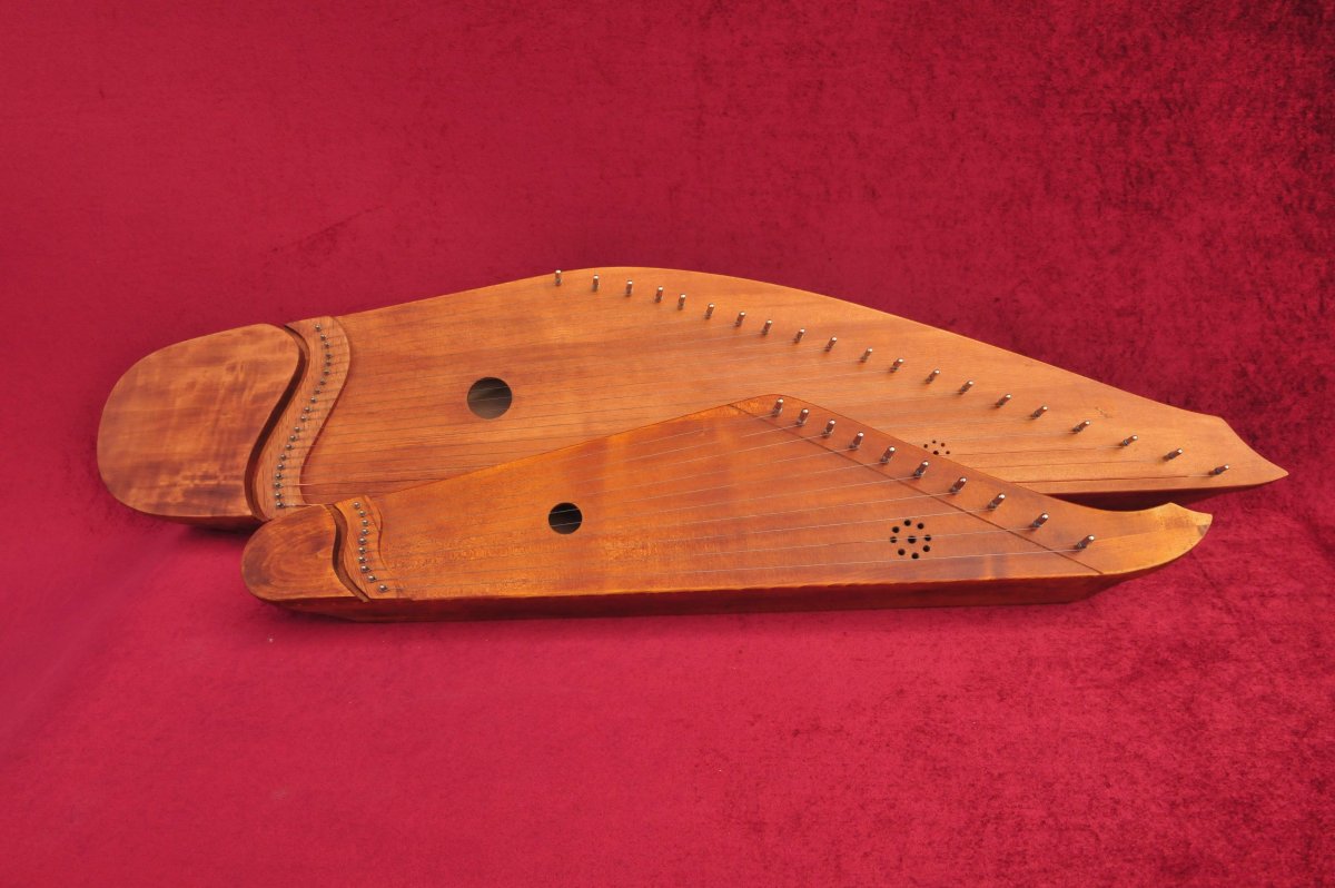 Африканский щипковый музыкальный инструмент