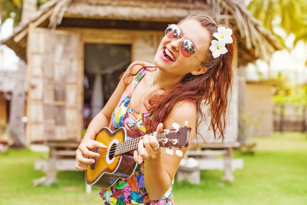 Девушка с гавайской гитарой