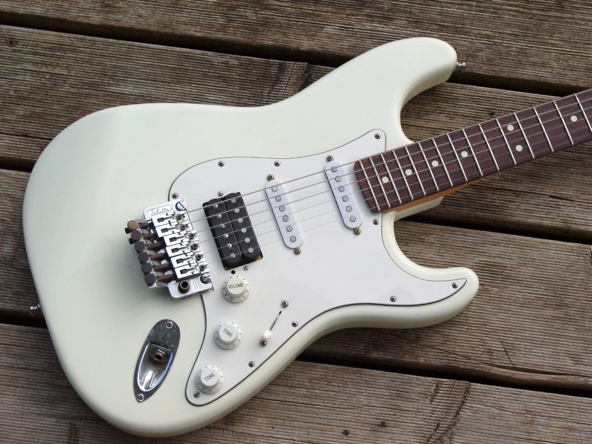 Гитара Fender Stratocaster белая