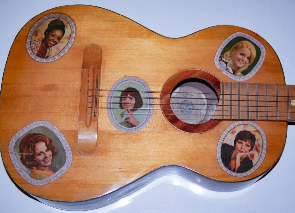 Старая гитара с наклейками