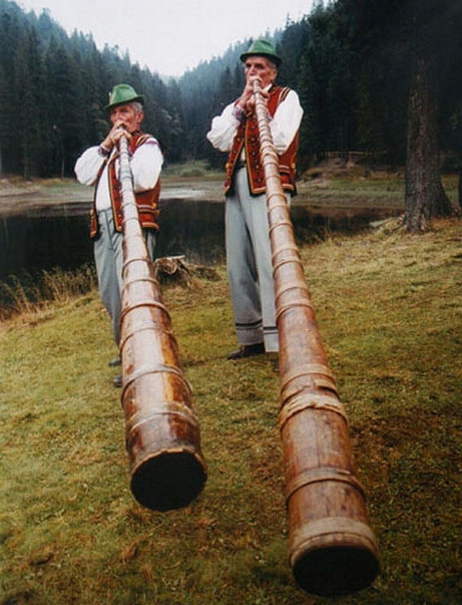 Длинная музыкальная труба