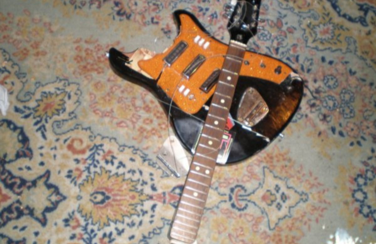 Сломанная гитара