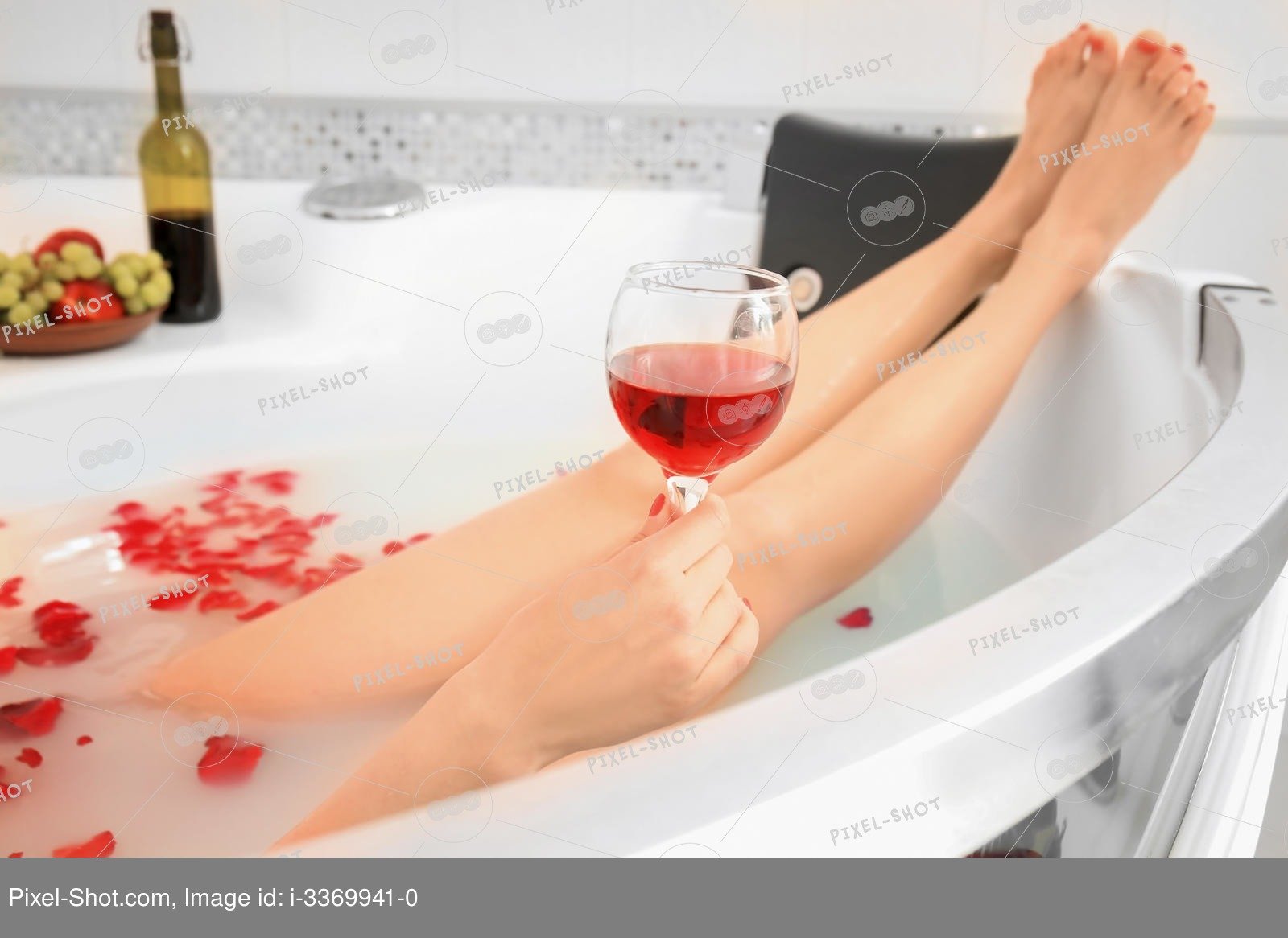 Ванна бокал вина. Девушка в ванной с вином. Девушка в ванной с бокалом вина. Фотосессия в ванной с вином. Ванна с красным вином.