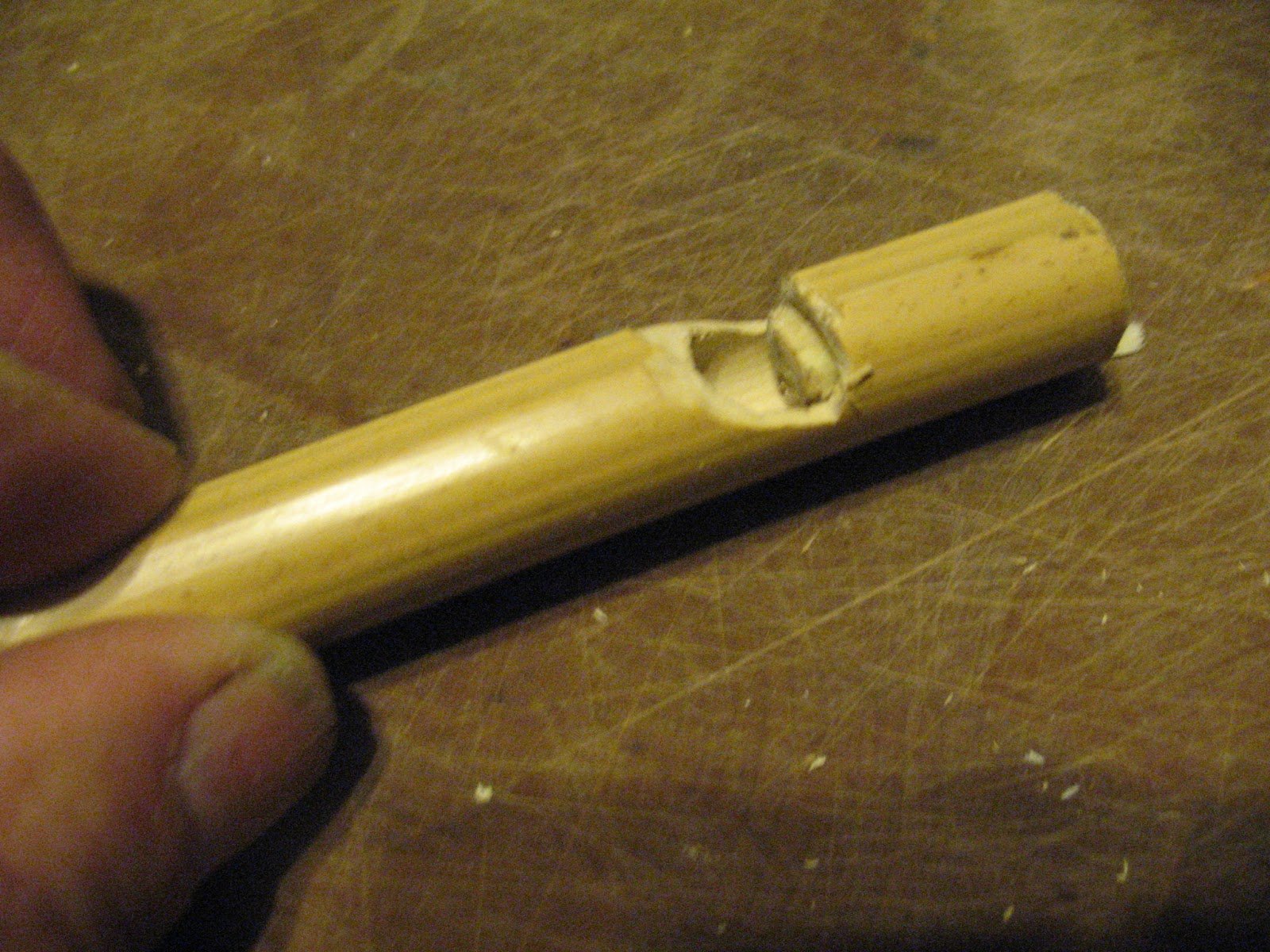 Как сделать свистульку из рук. Свисток из медной трубки 6 мм. Свисток из дерева. Свисток из тростника. Свистульки из дерева.