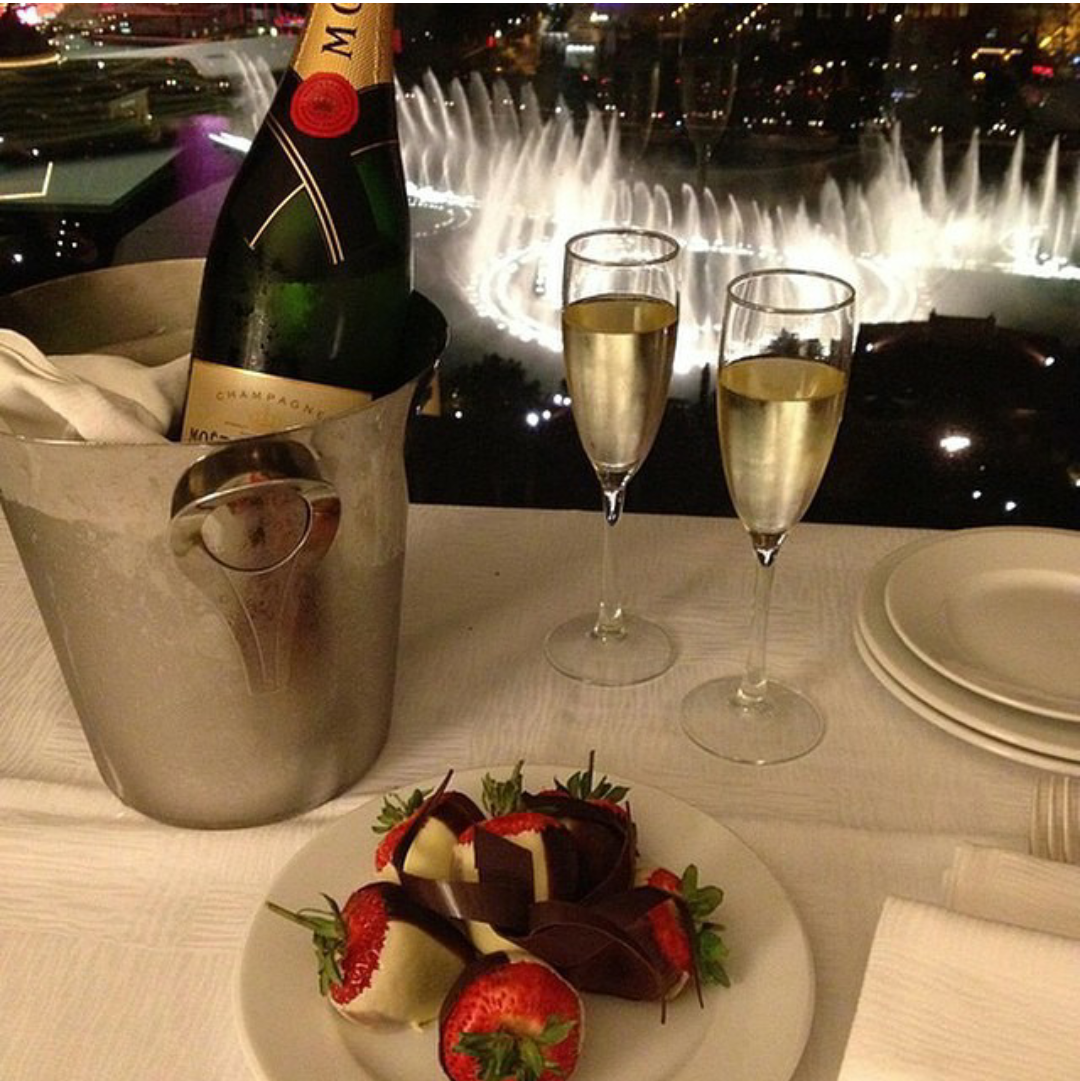 Шампанский номер. Романтический ужин. Романтический ужин с вином. Стол с шампанским. Романтический ужин с шампанским.