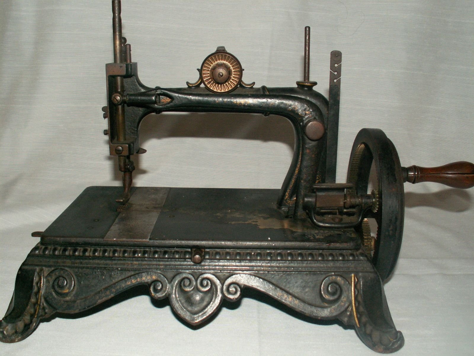 Старинная швейная машинка купить. Швейная машинка SW Original Machine 1865. Швейная машина Grimme Natalis. Brunonia швейная машинка. Старинная швейная машинка Brunonia.