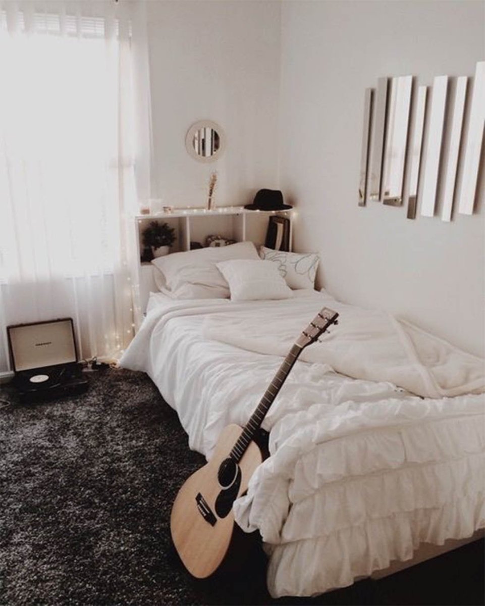 Гитара в интерьере спальни