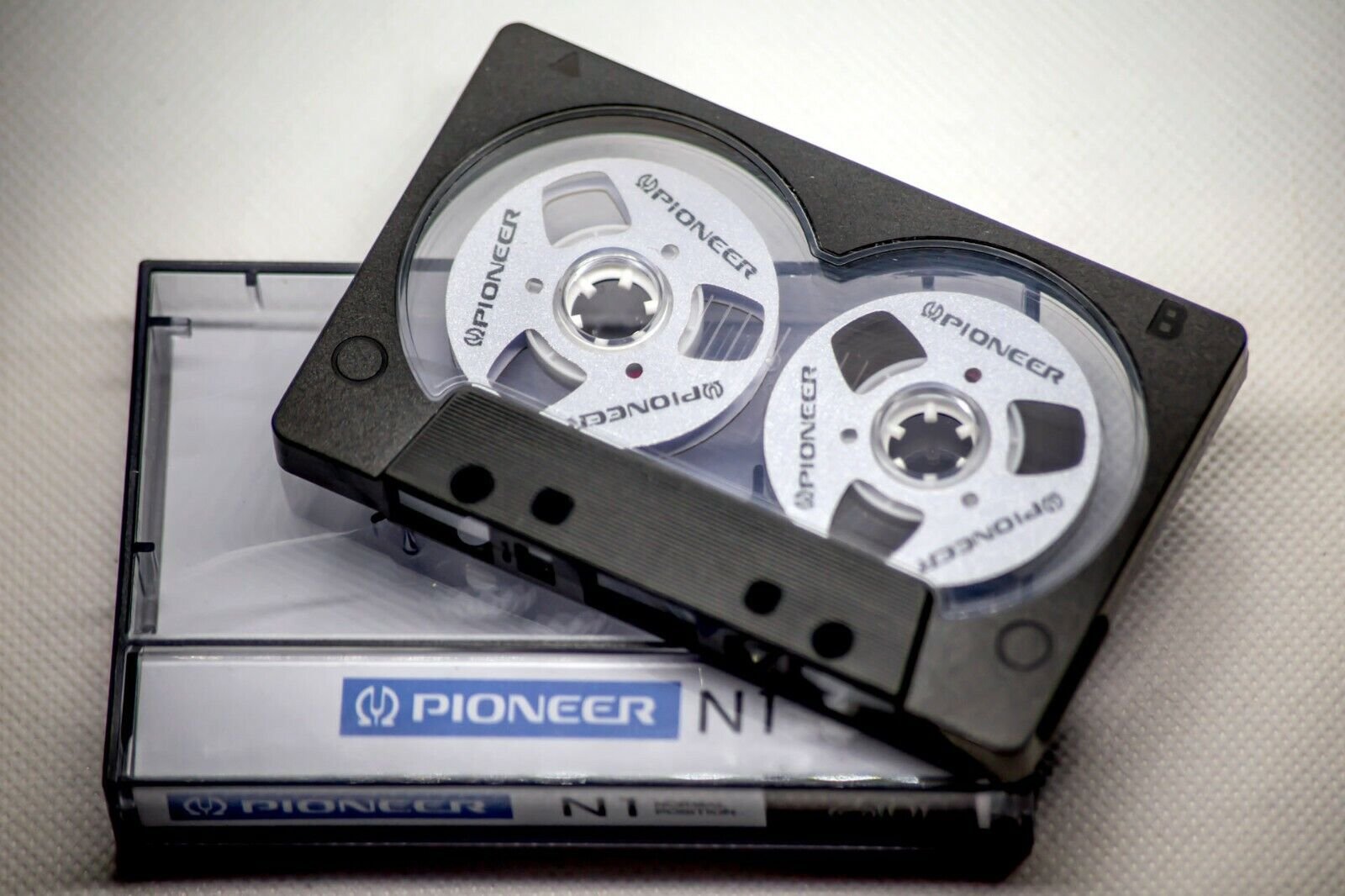 Кассеты для видеомагнитофона. Аудиокассеты Ampex. Pioneer Tape Reel PR-101 упаковка. Магнитофонные кассеты Sony. Кассета Pioneer.