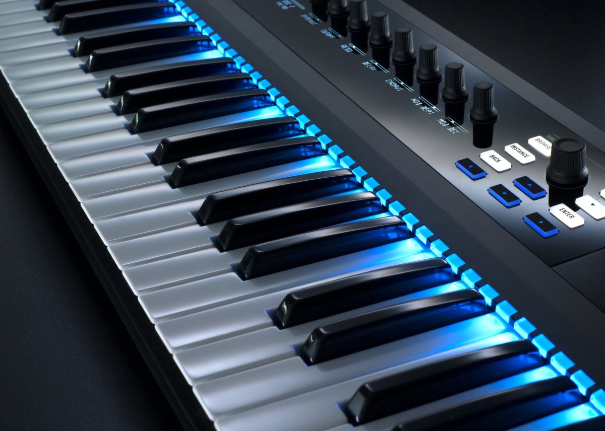 Синтезатор с двумя клавиатурами