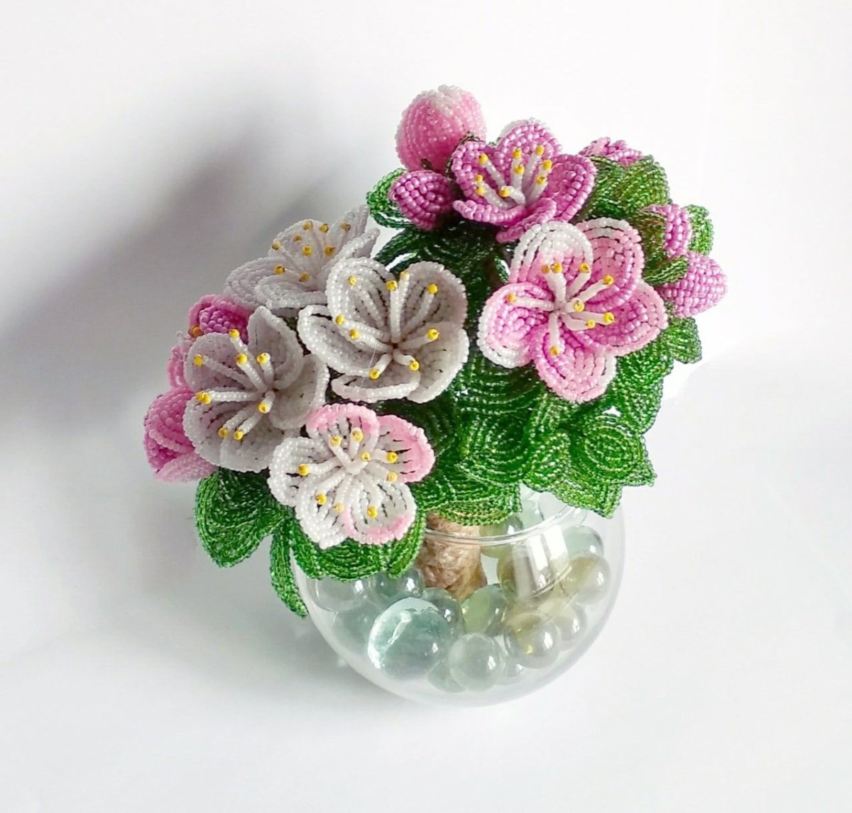 Цветы из бисера в стеклянной вазе