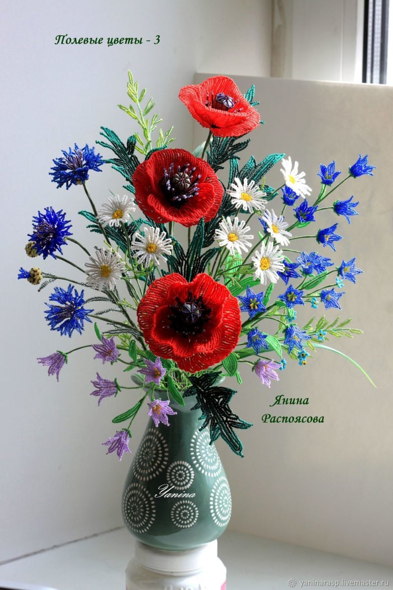 Цветы из бисера в ракушках