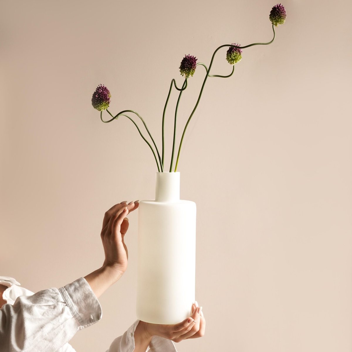 Маленькая белая ваза для цветов