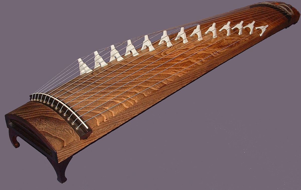 Японский струнный музыкальный инструмент кото