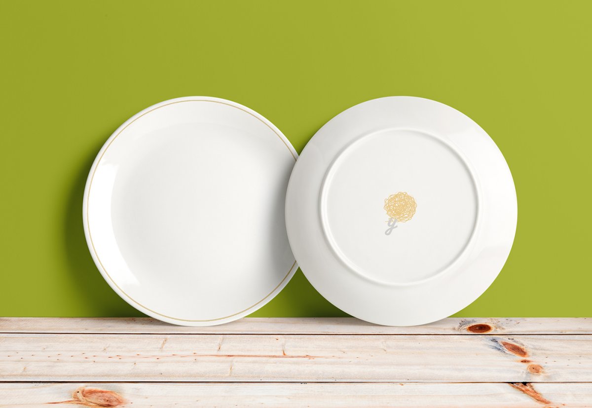 Белая плоская тарелка
