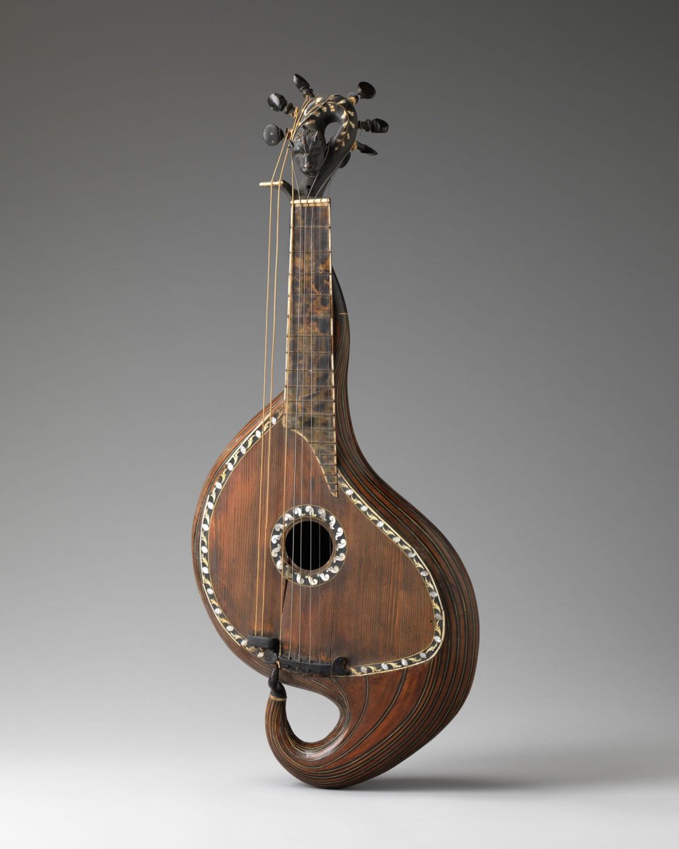 Арабский струнный щипковый инструмент