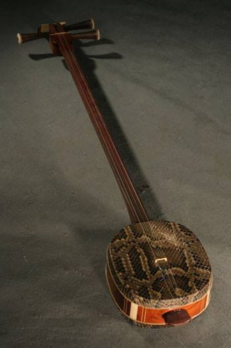 Литовский струнный щипковый музыкальный инструмент