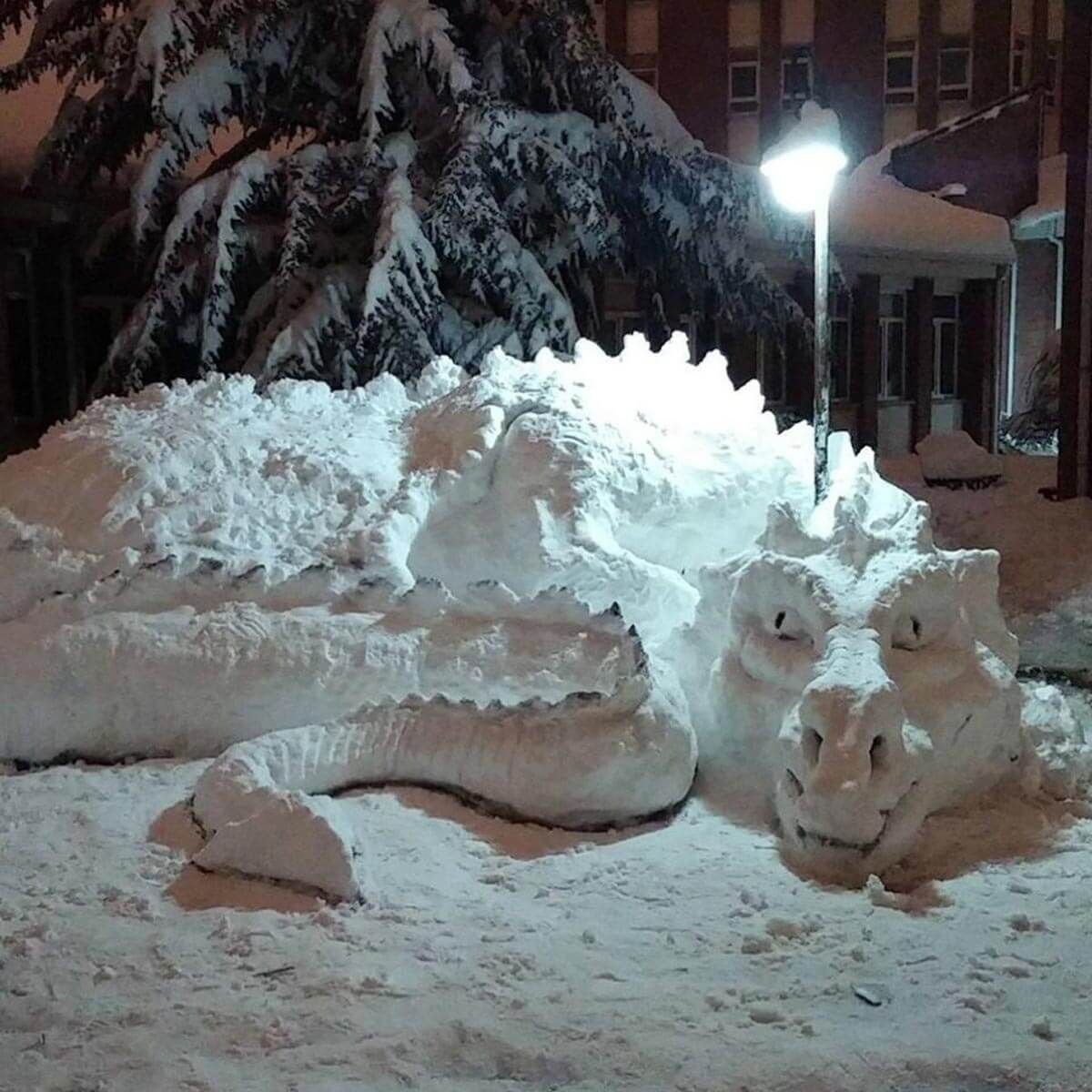 Снежная фигура дракон