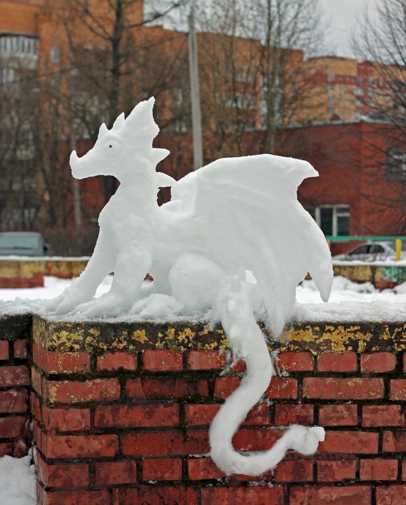 Слепить из снега дракона