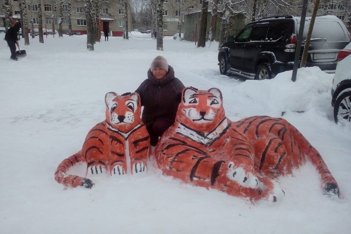 Снежные фигуры из снега тигр