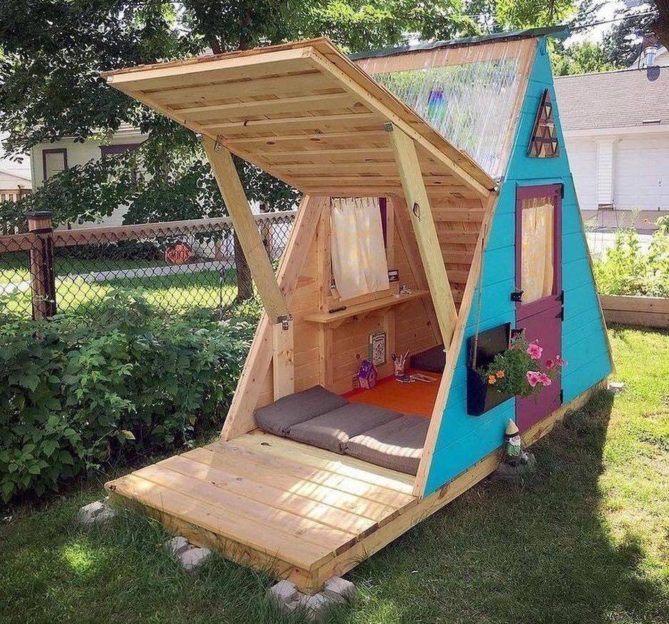 Деревянный домик для детской площадки