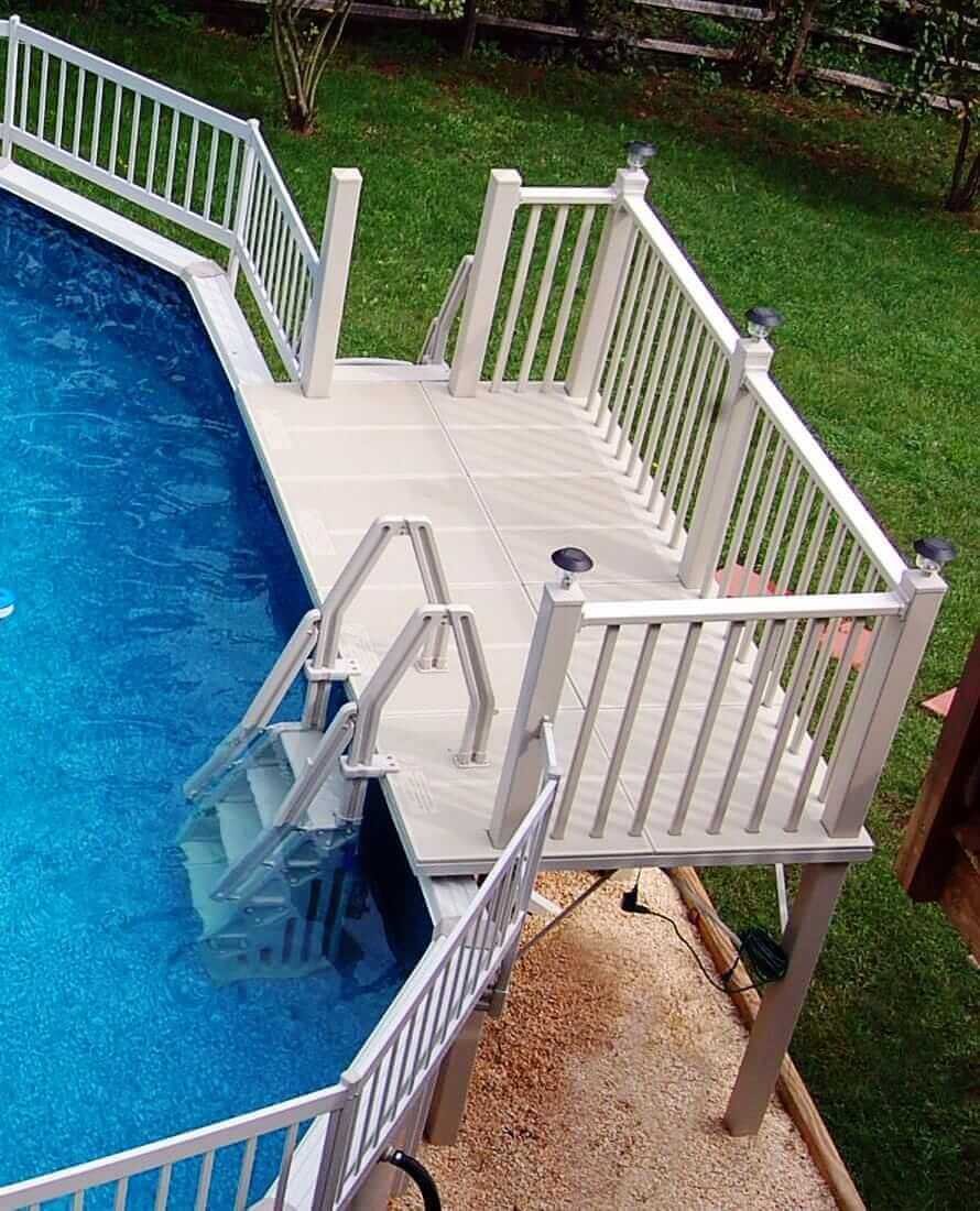 Деревянная лестница для бассейна