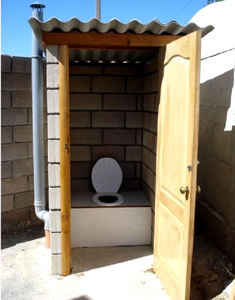 Туалет из кирпича на даче