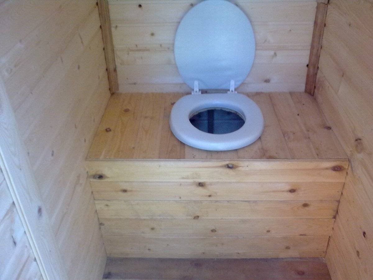 Стульчак в деревянном туалете