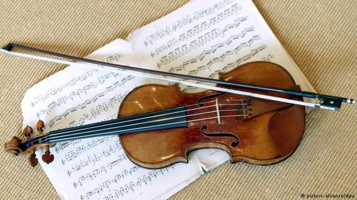 Скрипка музыкальный инструмент Страдивари