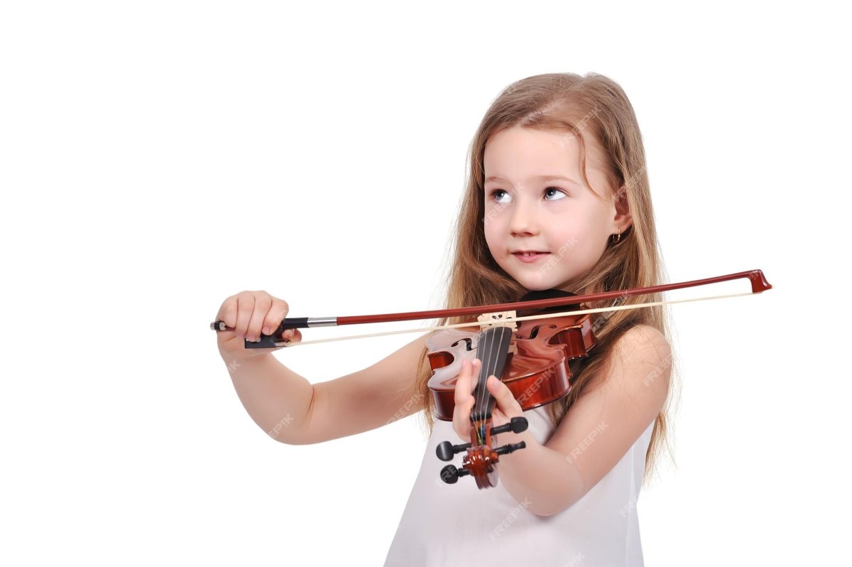 Девочка со скрипкой на белом фоне