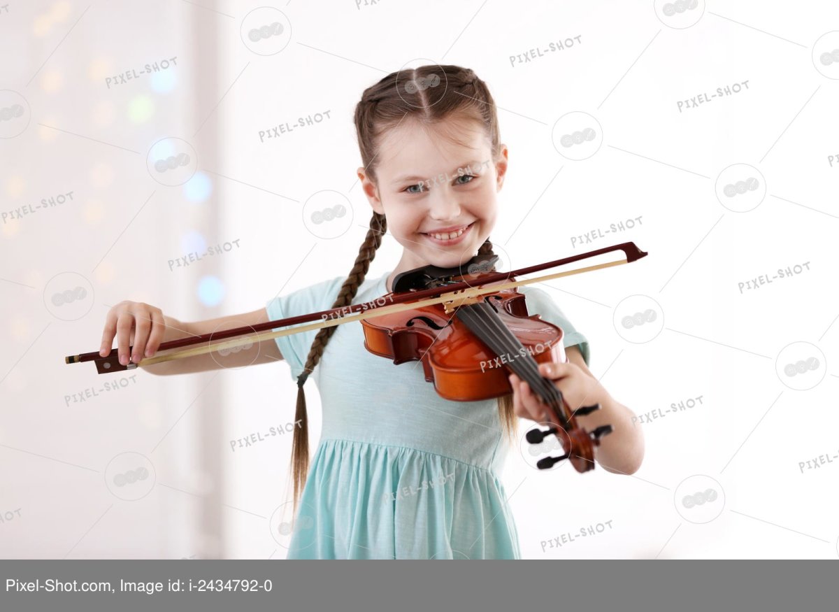 Тело девочки играющей на скрипке