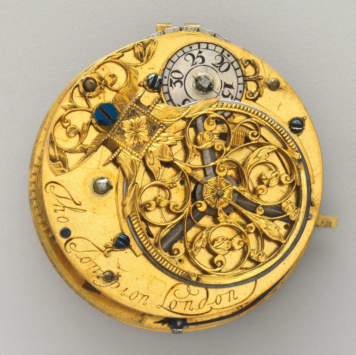 Механические часы с двенадцатичасовым циферблатом